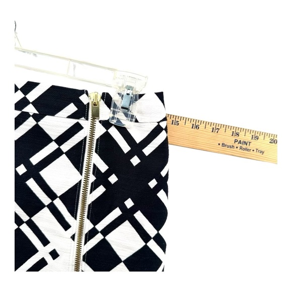 Talbots Women’s 2 Black White Skirt Pencil Zip Geometric Straight Office Career - Picture 9 of 12